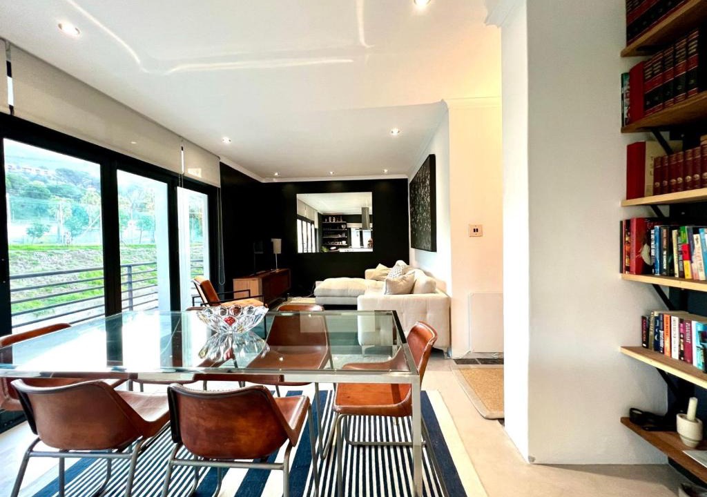 Cape Town City Centre Apartment | Sunny And Spacious Apartment with Parking