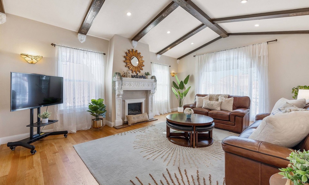 Merced Manor House | Sunset Luxurious 2BD/2BA Home Nr Food/Easy Parking