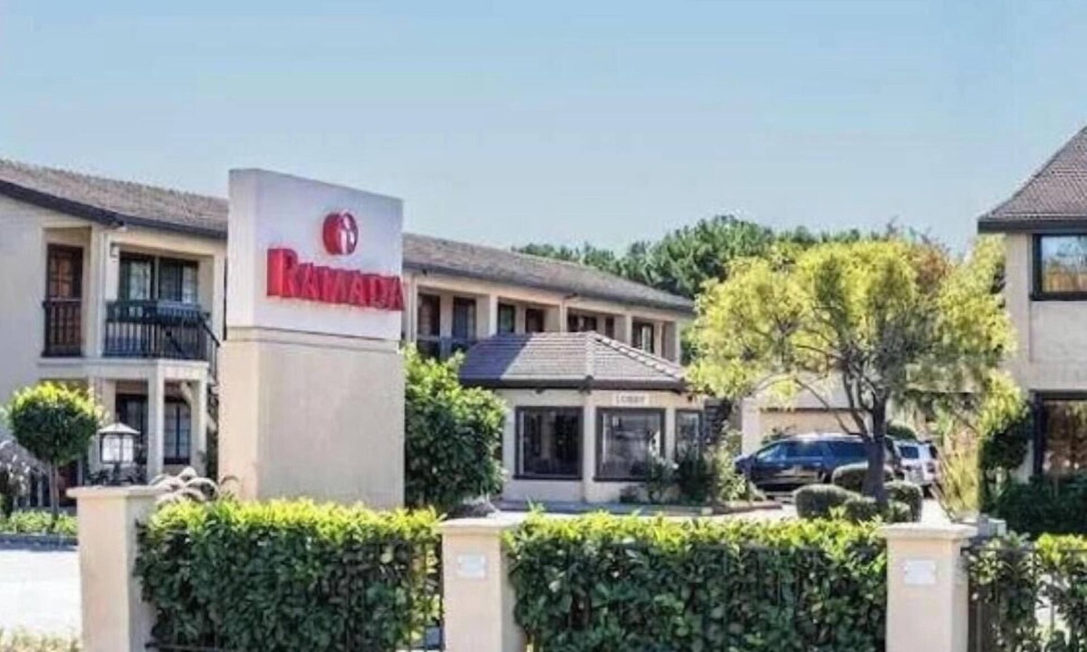 North Whisman Hotel | Super Bowl Stay at Ramada Inn Mountain View. 2 Queens Perfect!