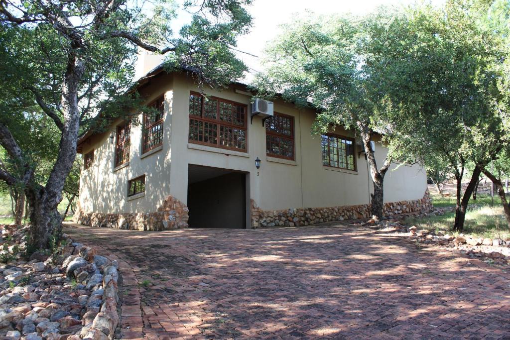 Madibeng Cabin | Thabaledi Game Lodge