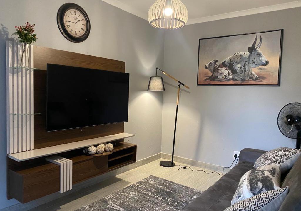 Bezuidenhout Valley Apartment | The Curve Apartments Unit 1
