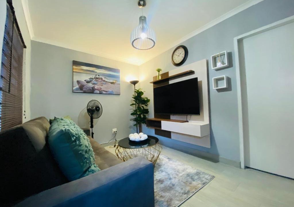 Bezuidenhout Valley Apartment | The Curve Apartments Unit 2