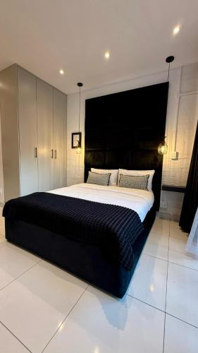 Downtown Johannesburg Apartment | The Monochrome Apartment 209 - Urban Chic Escape - Open Plan Bathroom with Bathtub