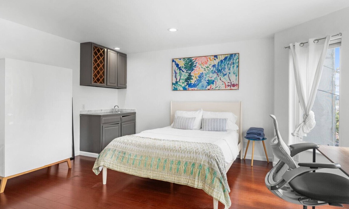 Bayview House | The Oasis: Gorgeous Room in Beautiful Home!