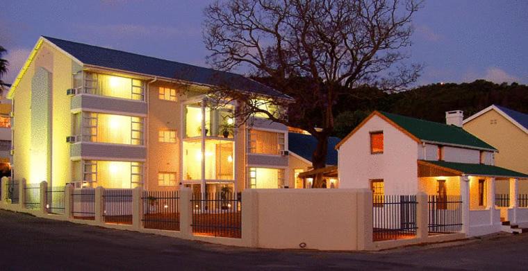 Knysna Central Hotel | The Russel Hotel