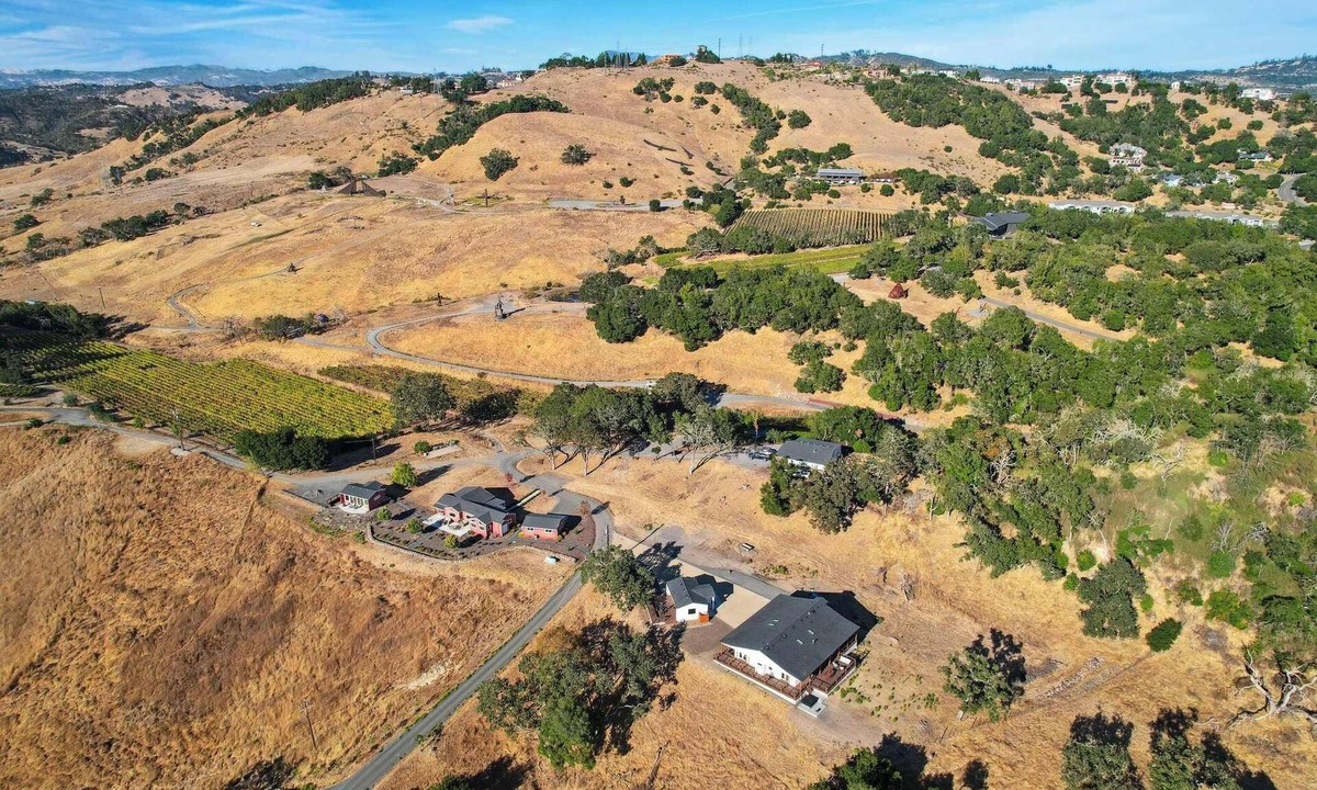 Santa Rosa House | The Vineyard Estate at Paradise Ridge by Kohmsa