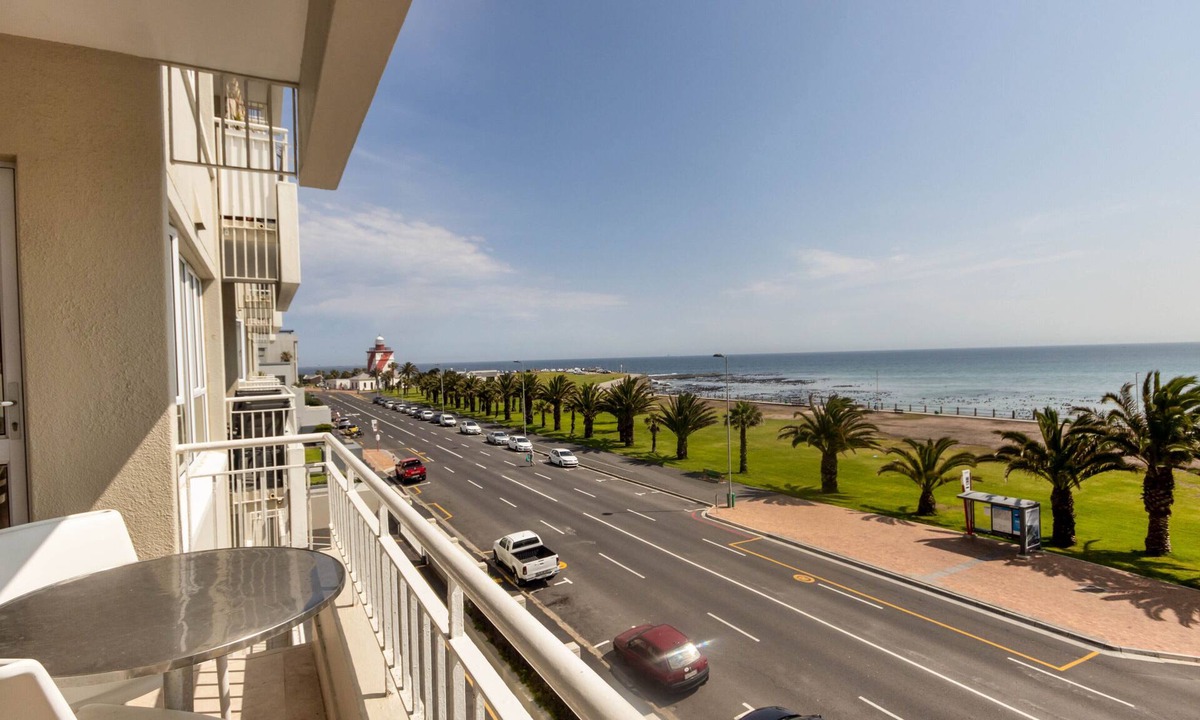 Mouille Point Apartment | Third floor sea facing 2 bedroom apartment with balcony