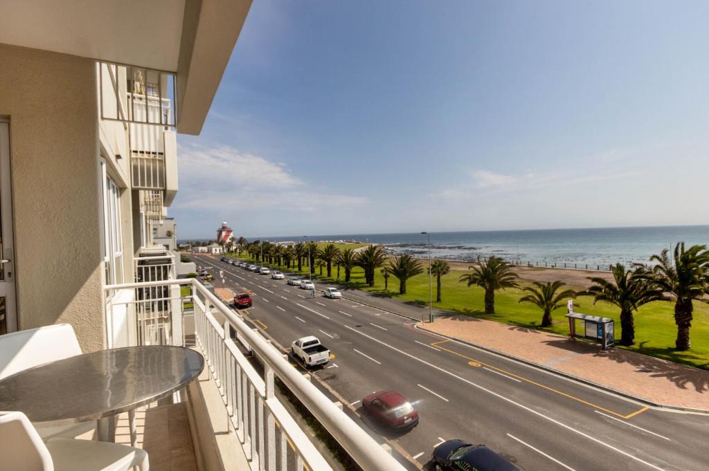 Mouille Point Apartment | Third floor sea facing 2 bedroom apartment with balcony