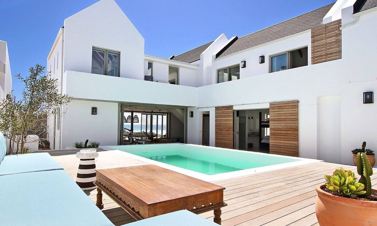 Stompneusbaai House | This luxurious villa set right on the beach in Britannia Bay is an ideal escape.