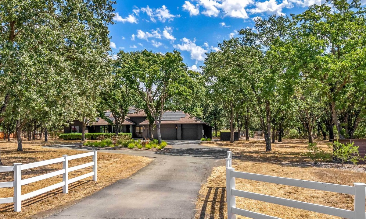 Sonoma Villa | Three bedroom, three bathroom home in beautiful Sonoma Valley Wine Country.
