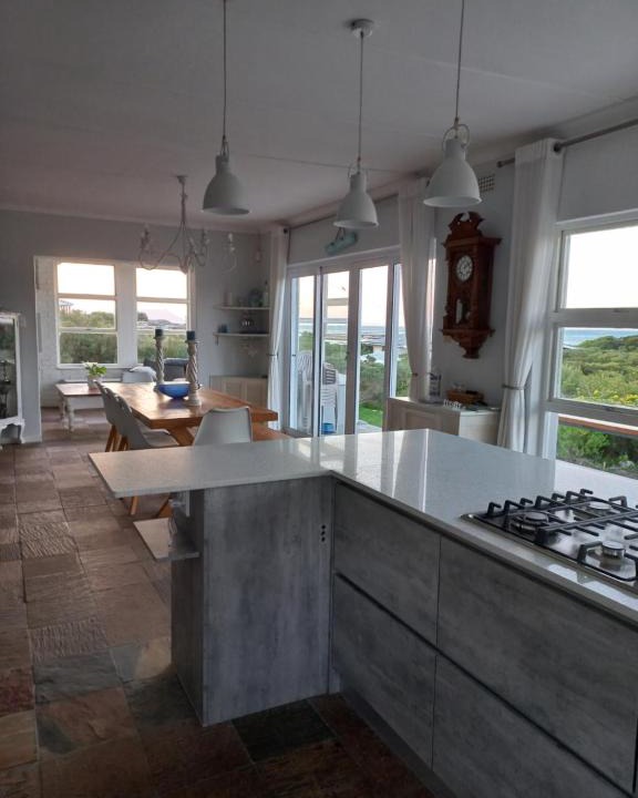 Betty's Bay House | Thundering waves