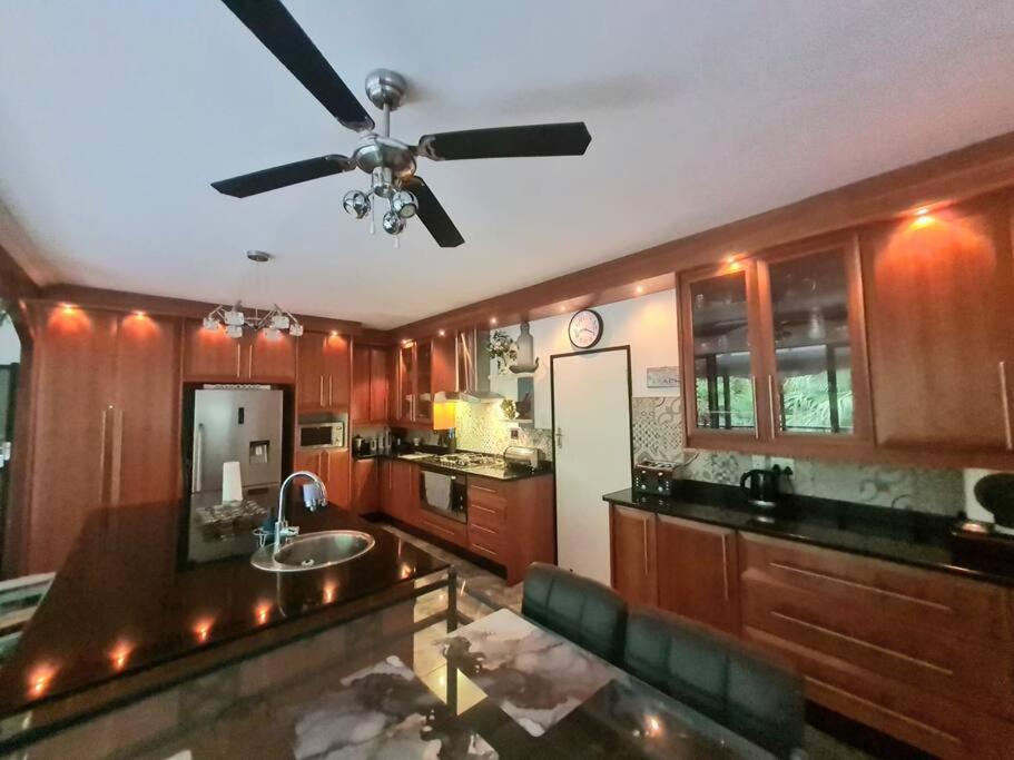 Port Edward House | Tropical 4 Bedroom 3 bathroom 8 to 10 sleeper Holiday Getaway