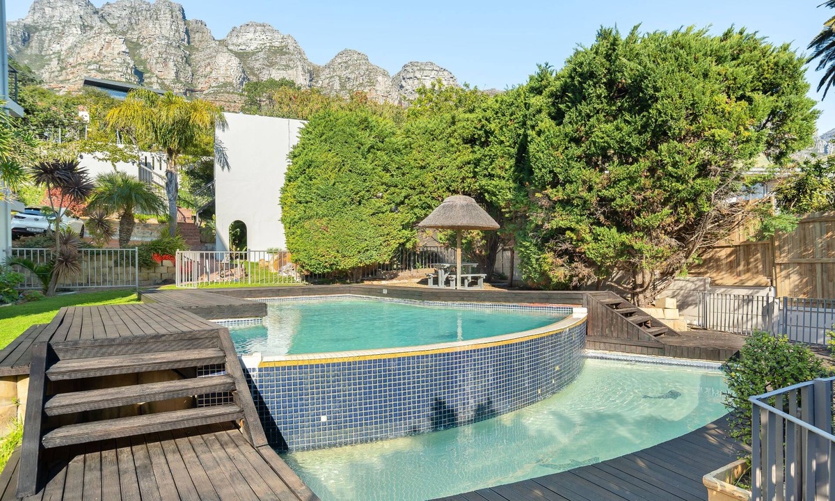 Camps Bay Apartment | Two Bedroom Apartment | Pool | Netflix | Sea Views