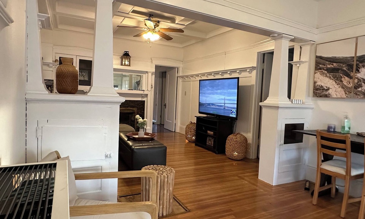 Oakland House | Two bedroom house close to downtown Oakland