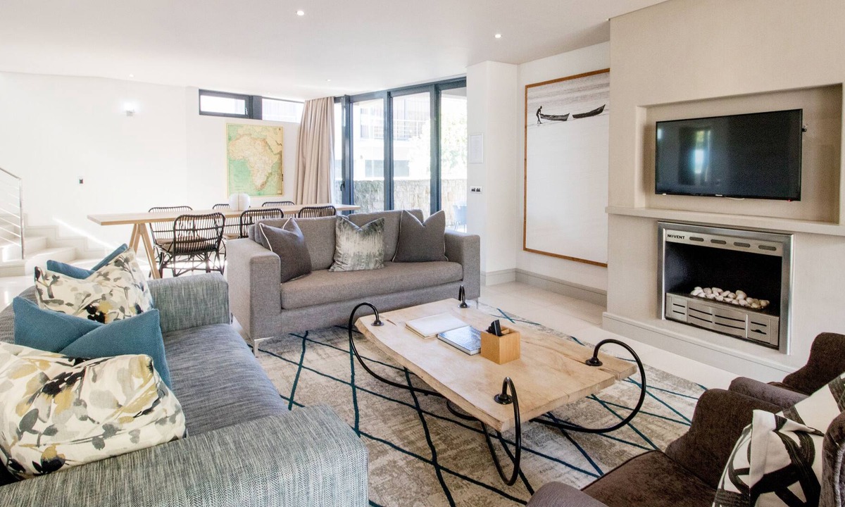 Hermanus City-Centre Apartment | Two Bedroom with Bbq and Sea Views