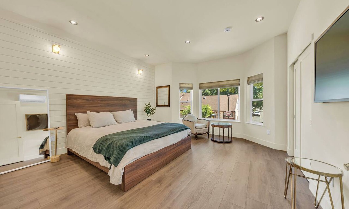Central Davis Apartment | UC Davis Luxury 3BR Apartment King Bed Elevator Covered Parking