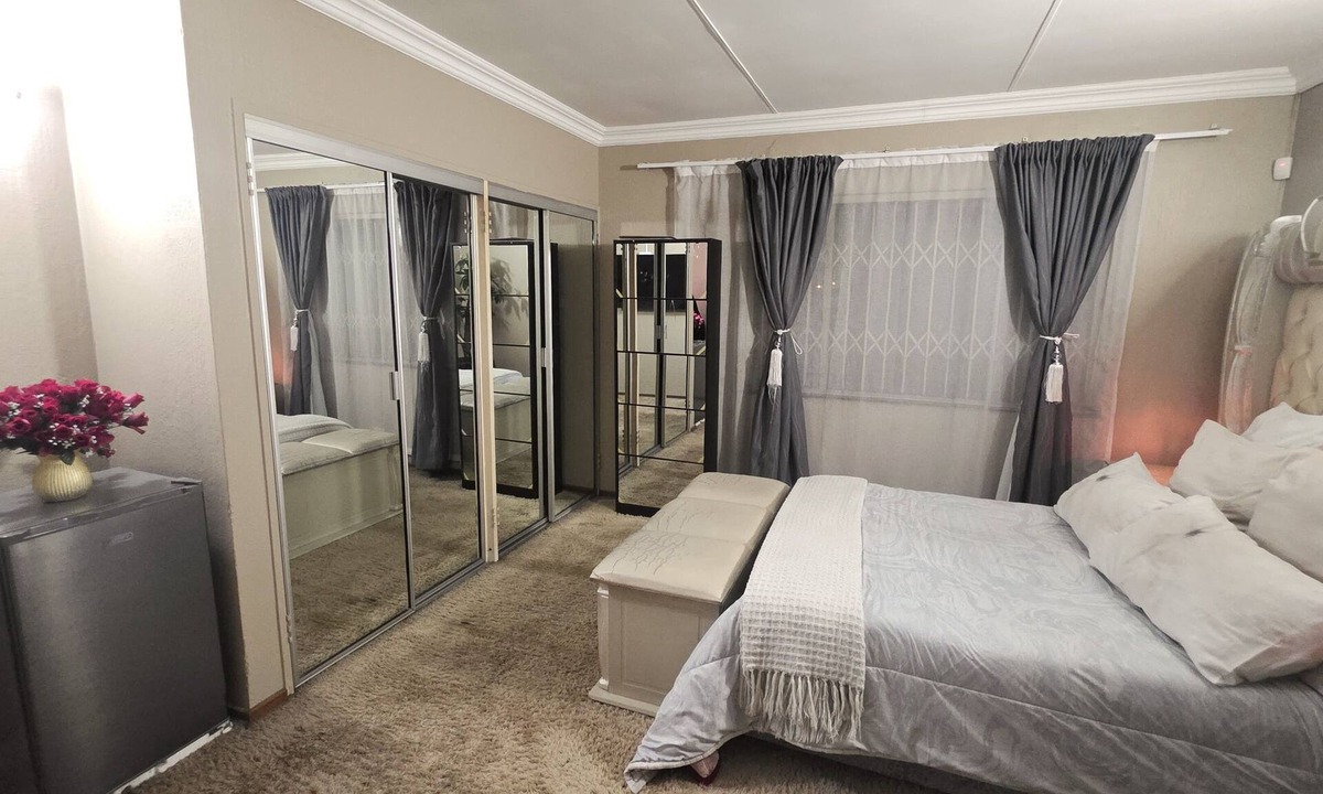 Witfield House | Ultimate Getaway:Entertainer's Dream 4BR House with Bar,Game R,&Dual Living Area