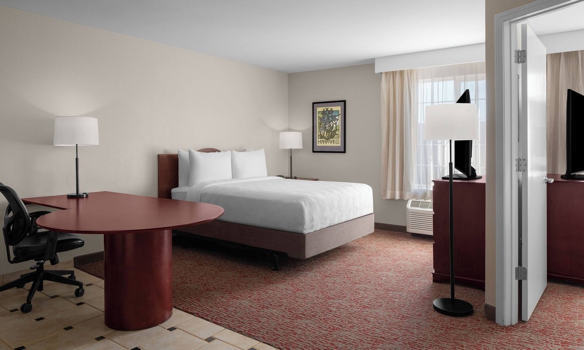 The East Side Hotel | Ultimate Group Stay – 4 Suites w/Kitchen, Living Area & Free SFO Shuttle