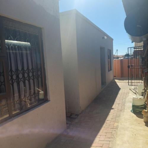 Mmabatho Apartment | Unit 12 Bachelor Apartment self catering complete