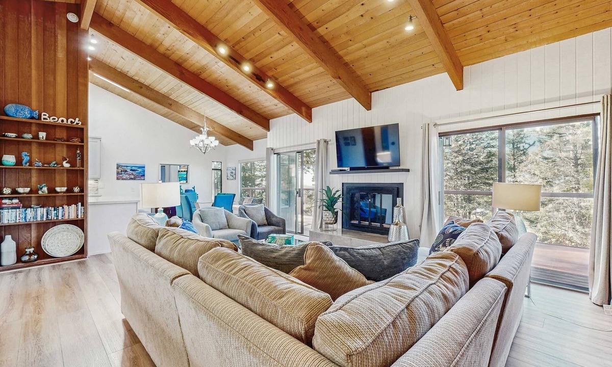 Gualala House | Updated coastal home with tranquil ocean views, gas grill, private deck