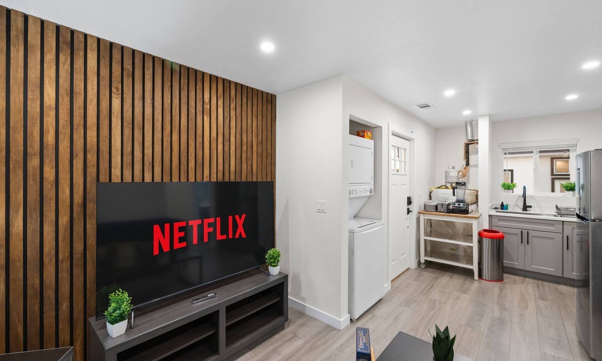 Millbrae House | Urban Airport Stay SFO & BART Access