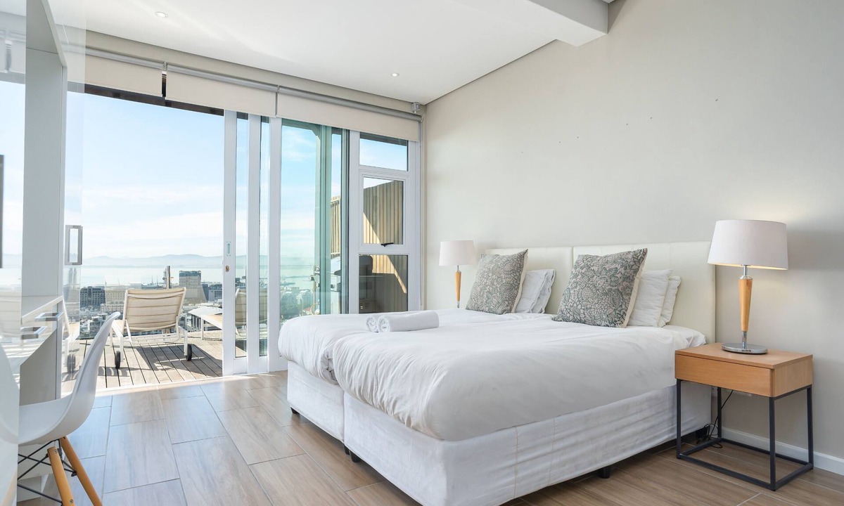 Green Point Apartment | Vertigo Views in Vibey Central Green Point