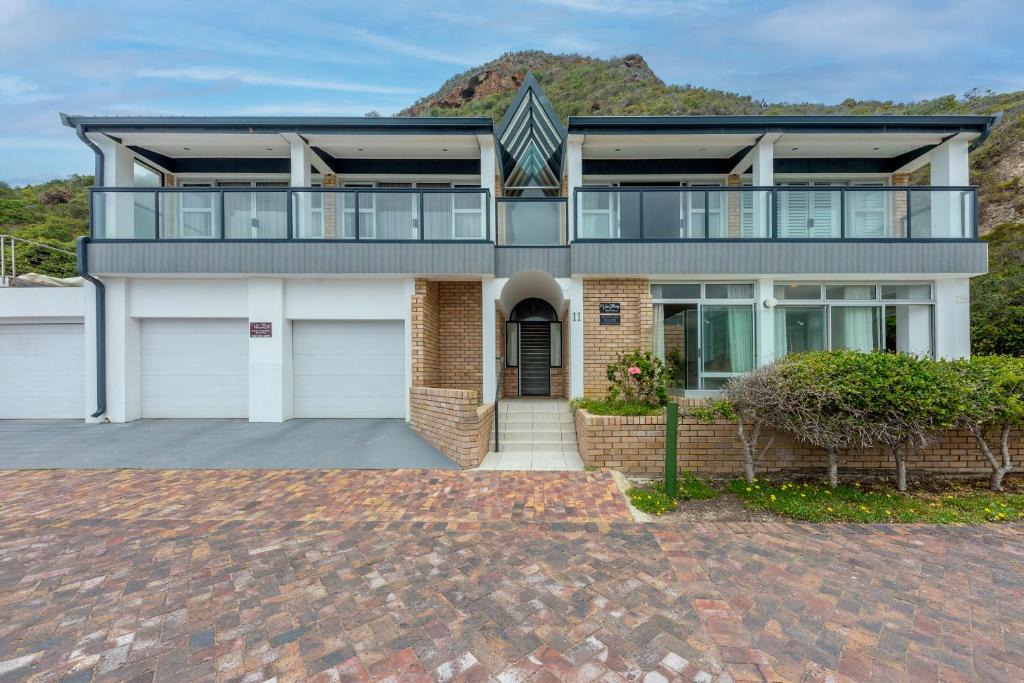 Victoria Bay House | Vic Bay Beach House