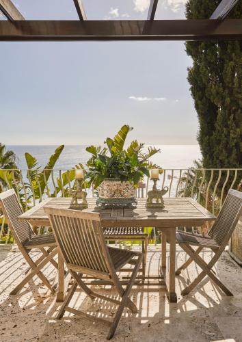 Bantry Bay Villa | Villa del Mar - "Luxurious en-suite bedroom with lounge and stunning sea view balcony in Bantry Bay"