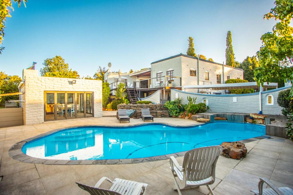 Bellville House | Villa Luisa: Sun-filled hidden gem with Pool.