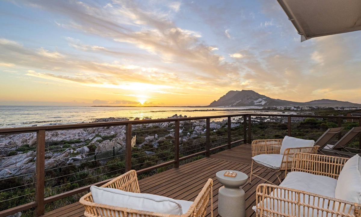 Betty's Bay House | Villa Vista - Four Bedroom House, Sleeps 8