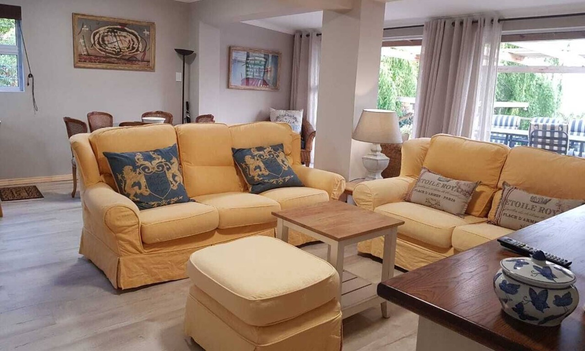 Old Place Apartment | VillaChé with garden aspect and views to Lagoon