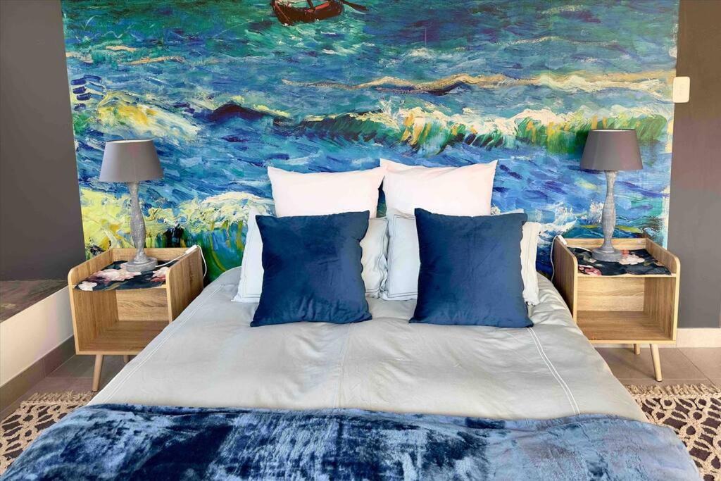 Pinnacle Point Apartment | Vincent - Artistic Luxury Suite