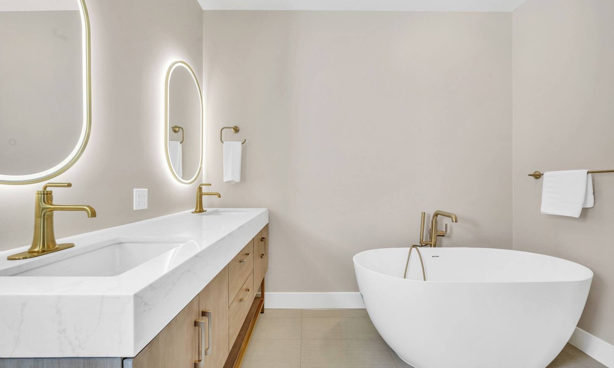 Napa Bed & Breakfast | Vineyard Suite with soaking tub at downtown Napa B&B with pool and hot tub