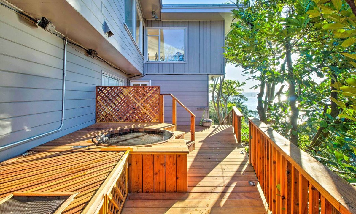Point Richmond Apartment | Walk to Keller Beach: Waterfront Studio w/Hot Tub