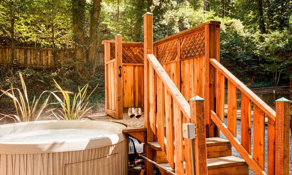 Guerneville Cabin | Walk to Russian River! Remodeled Cabin! Cozy! HtTb~AC~Redwood Retreat
