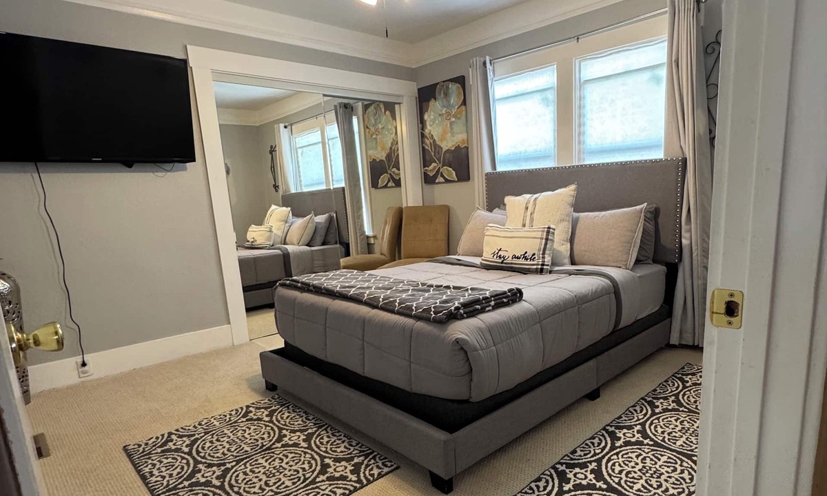 Prescott House | West Oakland Home Minutes from San Francisco - 2BR with Full Kitchen