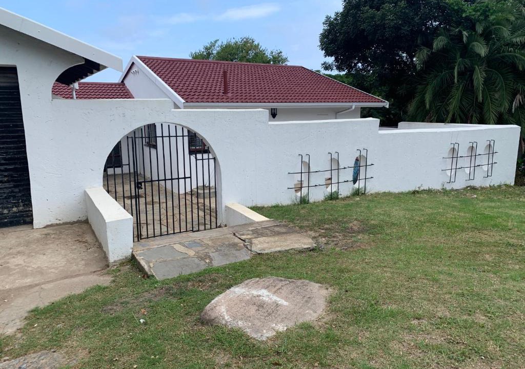 Scottburgh South House | White House lodge in Scotburgh