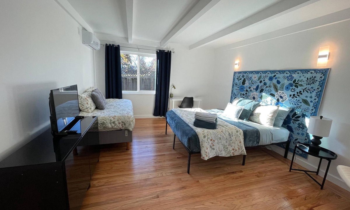 West San Jose House | Winchester~Santana Row~bright 4 bedroom quiet cottage lane~9 beds!~large groups