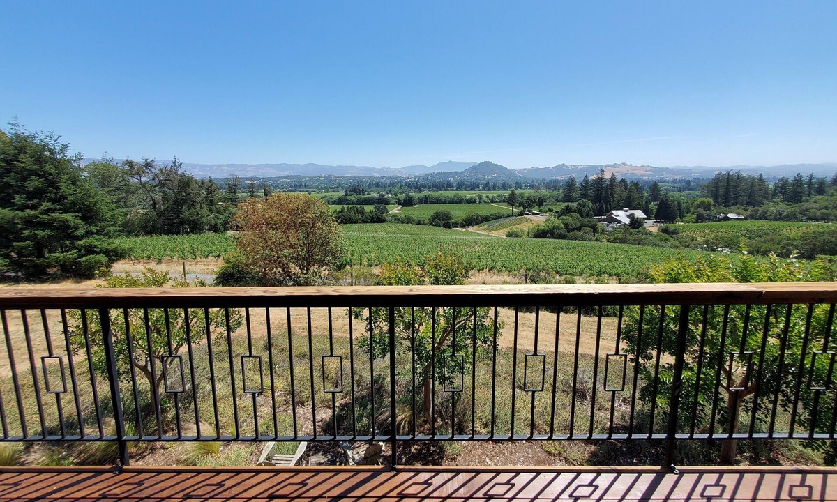 Healdsburg House | Wine Country Retreat with Panoramic Views-5 min from downtown Healdsburg