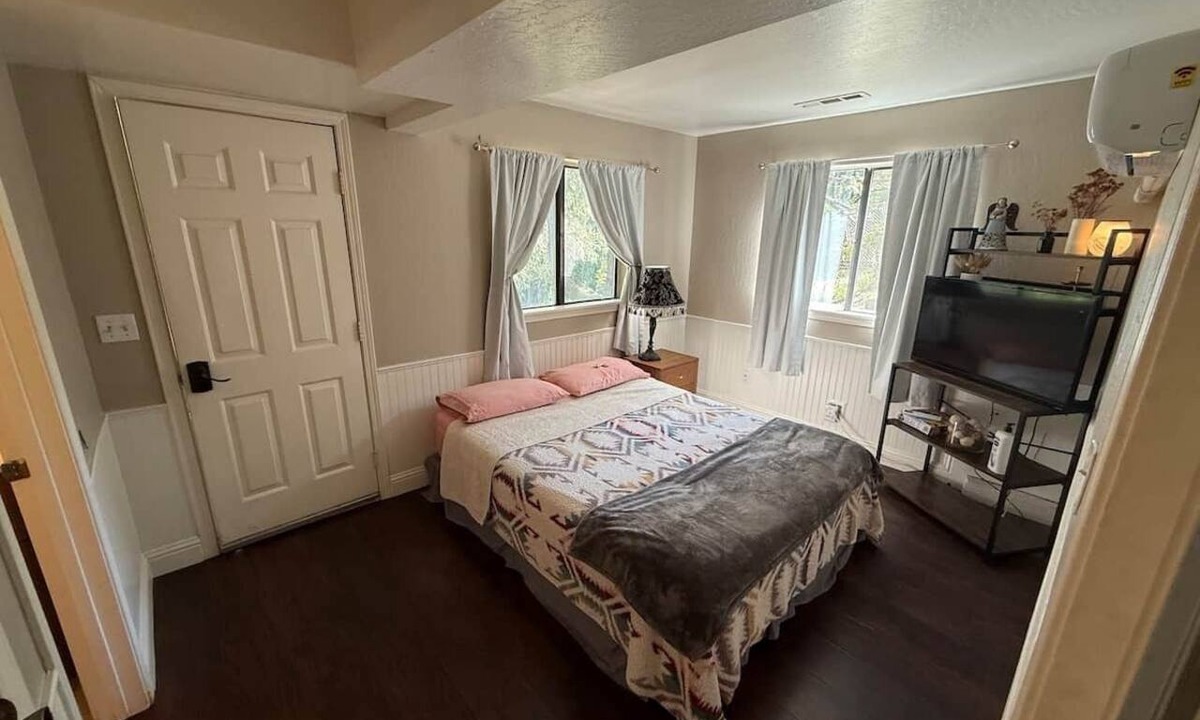 Placerville House | Wonderful Quirky studio with porch, walk to downtown