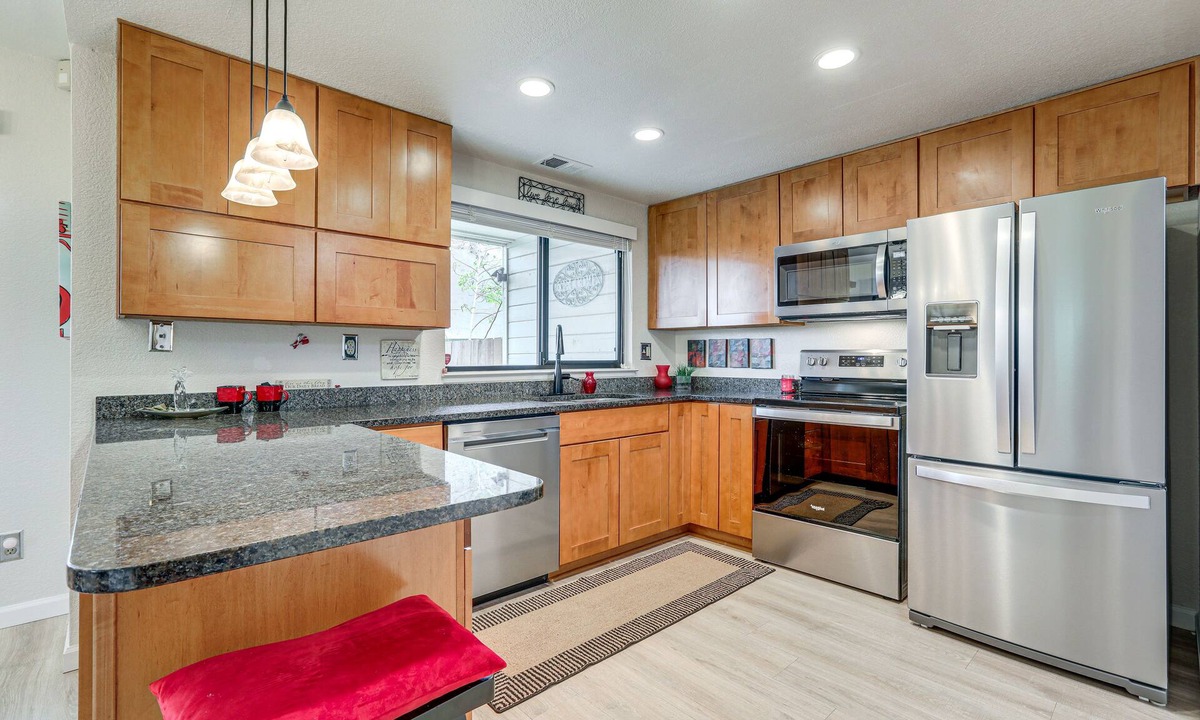 Stockton House | Work & Unwind! Stockton Townhome Near Med Centers