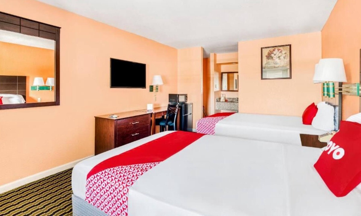 Channelview House | Your Stylish Texas Getaway! 2 Relaxing Units, Free Parking, Pets Allowed!