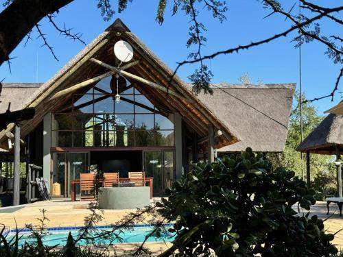 Pilanesberg National Park Cabin | 500 m² Lodge ∙ 4 bedrooms ∙ 12 guests