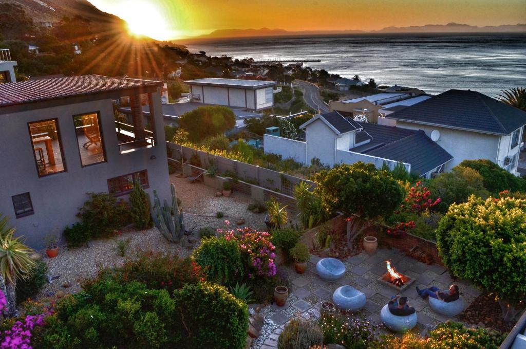 Mountainside Apartment | Zaria Sun