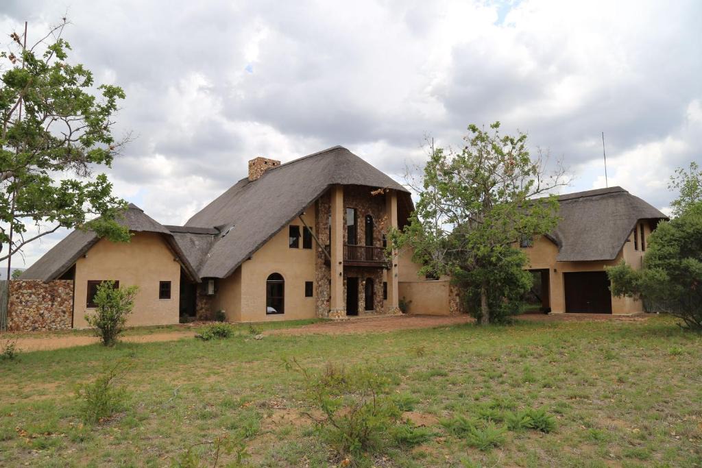Leeupoort House | Zebula 7 Bedroom with Mountain Views – Z127