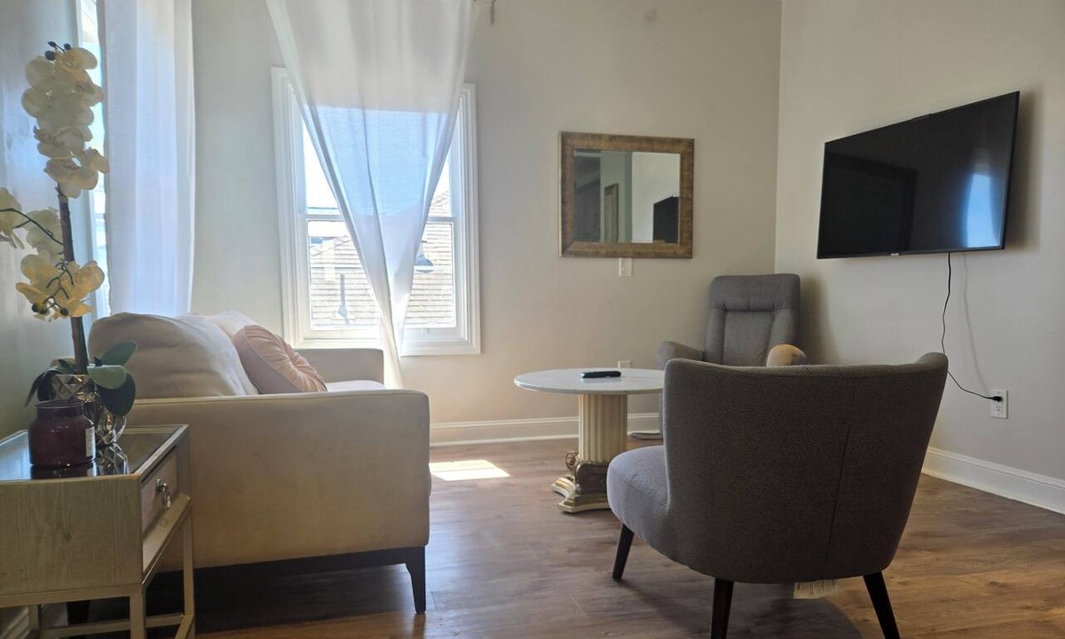 Oak Center Apartment | Zen 2 Bedroom/1 Bath with Offstreet Parking - Mins to San Francisco, Berkeley