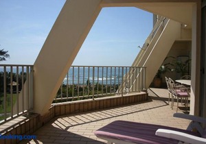 22 Kyalanga Beachfront Apartment