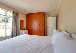 51 on York Unit 15 with PRIVATE Bathroom