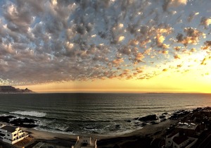 Awesome views over Table Bay. Spectacular sunrises/sunsets! 50 meters to beach.