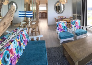 Awesome views over Table Bay. Spectacular sunrises/sunsets! 50 meters to beach.